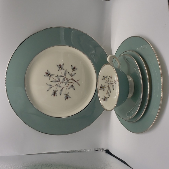 LENOX KINGSLEY X445 CHINA SERVICE for (4) 5 piece setting/ Platter/Replacements - Picture 15 of 16